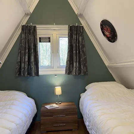 Madam Padam In 木屋 *